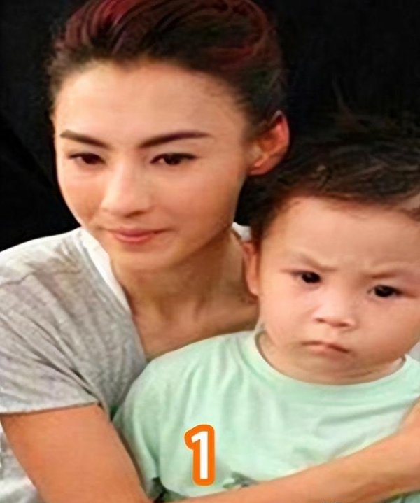 易启胜 张柏芝带三子复出，生活圈缩到几人，她如何逆袭买豪宅？